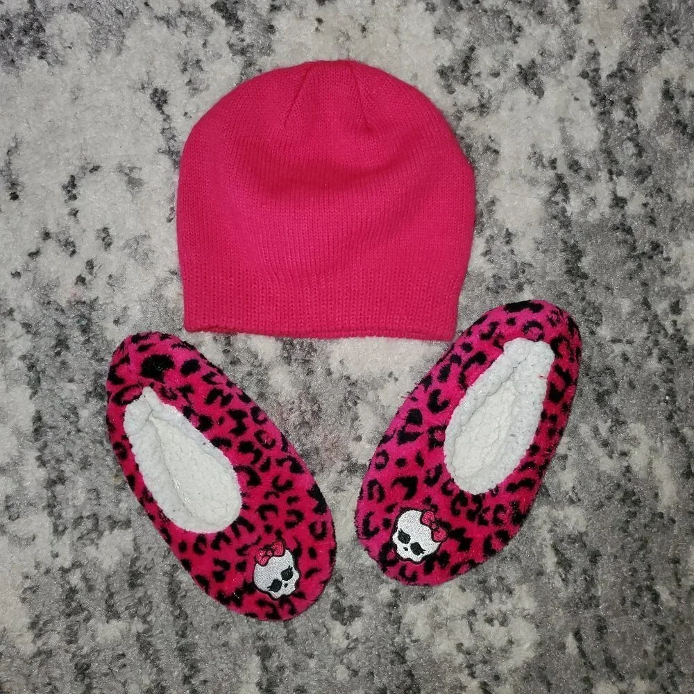 Monster High Girls Beenie Hat and Slippers ~~~